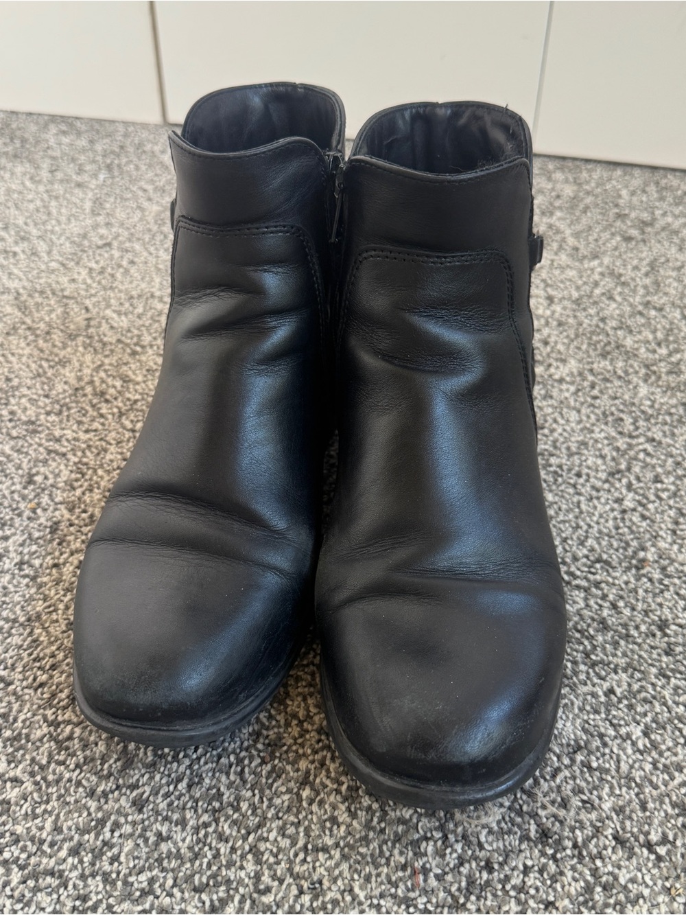 La Canadienne Black Leather Ankle Booties Side Zip Low Heel Size 6.5 - Picture 2 of 11